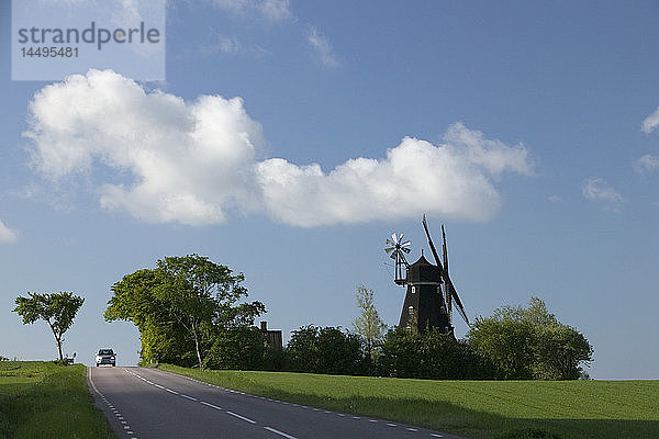 Eine Windmühle neben einer Landstraße  Schweden.