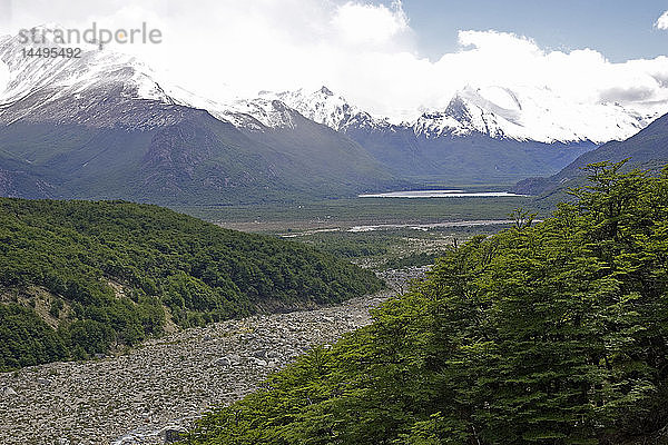 Ein ausgetrockneter Flusslauf  Patagonien  Argentinien.