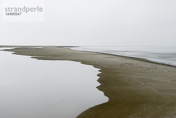 Leerer Strand am Meer  Dänemark.