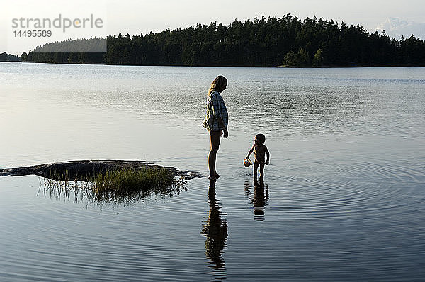 Mutter und Kind am Wasser  Schweden.