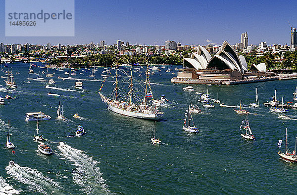 Blick auf Yachten und Segelboote im Hafen von Sydney