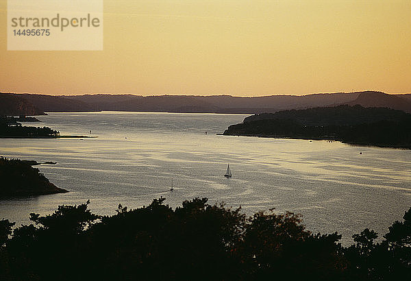 Blick auf das Meer in der Abenddämmerung