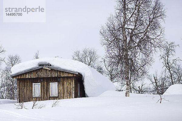 Eine schneebedeckte Hütte  Schweden.