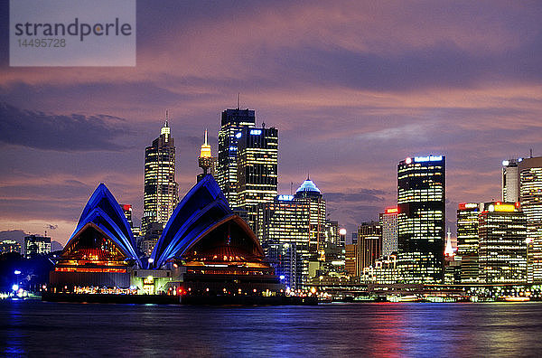Opernhaus und Skyline von Sydney bei Nacht