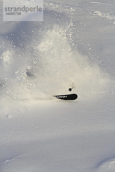 Ein Skifahrer stürzt auf einer Piste  Schweden.