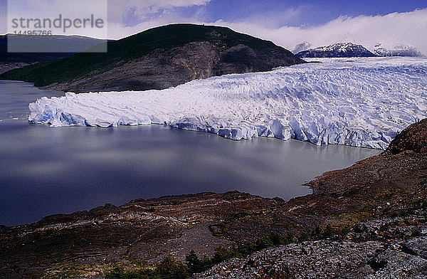 Blick auf einen Gletscher mit Felsen im Hintergrund