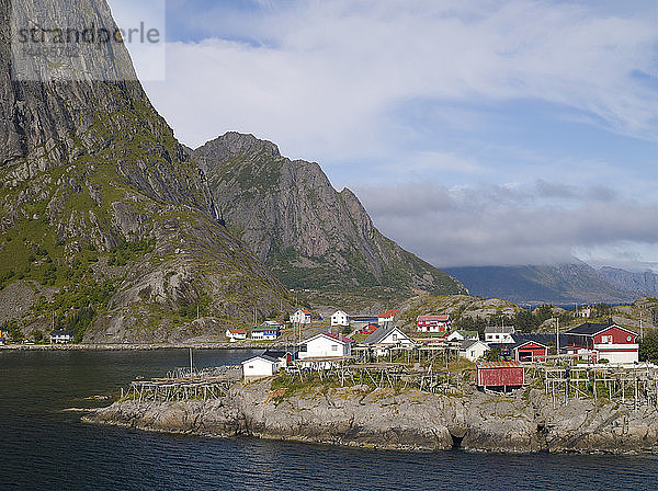 Ein Dorf am Wasser  Lofoten  Norwegen.