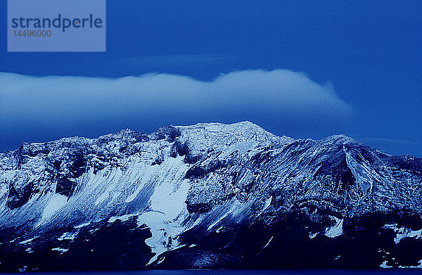 Schneebedeckte Bergkette