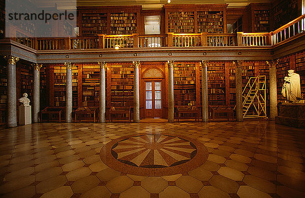 Ansicht der Bibliothek in einem Kloster