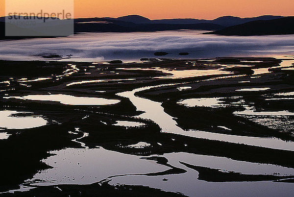 Mäanderndes Flussdelta vor Sonnenaufgang  Sarek-Nationalpark  Rapa-Flussdelta  Welterbegebiet Laponia  Lappland  Schweden.