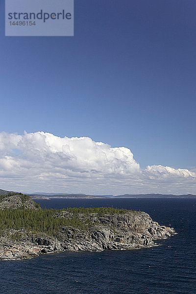 Eine Klippe am Meer  Hoga Kusten  Schweden.