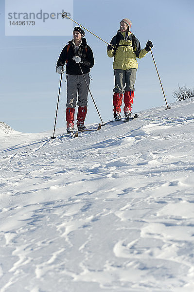 Paar wandert auf schneebedecktem Hügel
