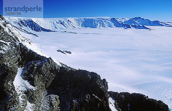 Blick auf eine schneebedeckte Bergkette mit Landschaft