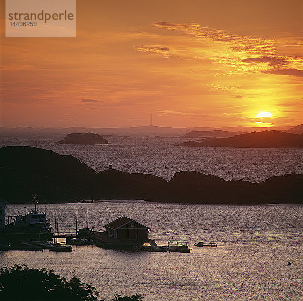 Silhouette von Häusern und Hügeln bei Sonnenaufgang