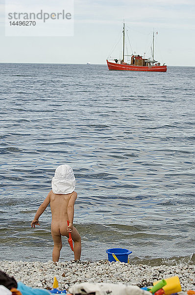 Ein kleiner Junge am Strand  Schweden.