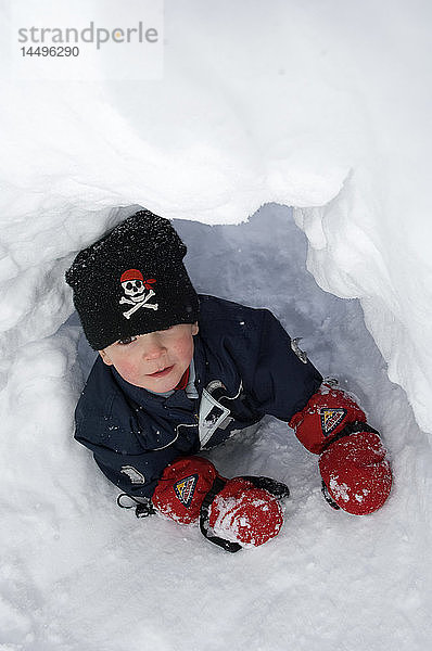 Ein Junge spielt im Schnee  Schweden.