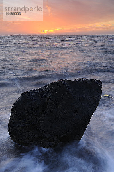 Steine im fließenden Wasser  Halland  Schweden.