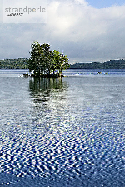 Eine kleine Insel in einem See  Schweden.