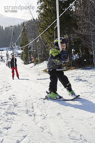 Junge auf Skilift