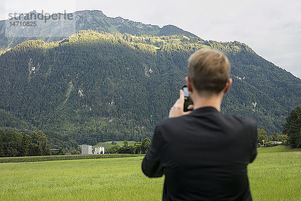 Mann beim Fotografieren von Bergen