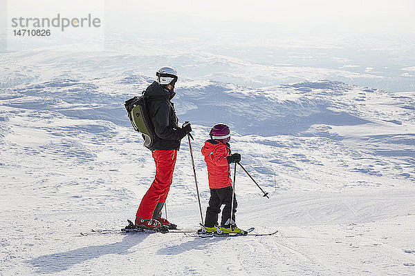 Vater und Sohn beim Skifahren