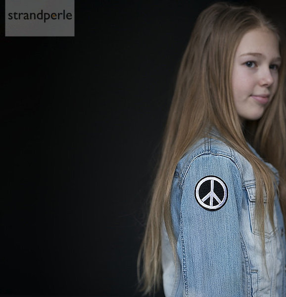 Friedenssymbol auf Jeansjacke für Jugendliche