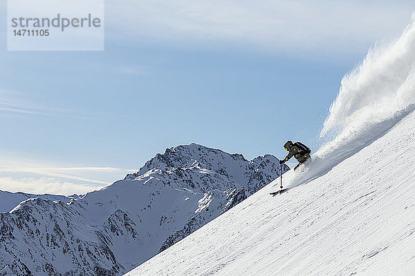 Mann abseits der Piste beim Skifahren in den Bergen