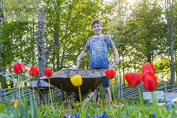Junge Gartenarbeit