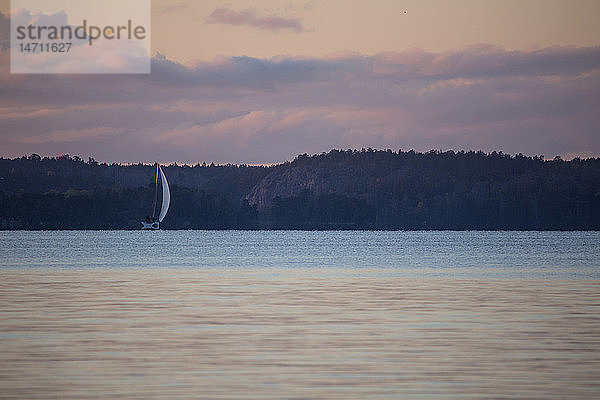 Segelboot in der Bucht bei Sonnenuntergang