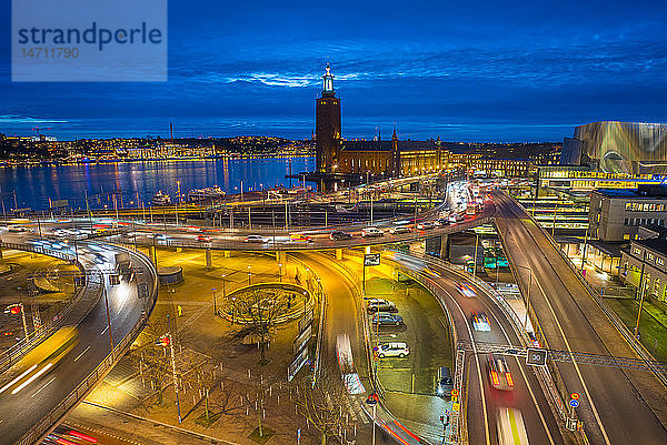 Stadtverkehr in der Abenddämmerung