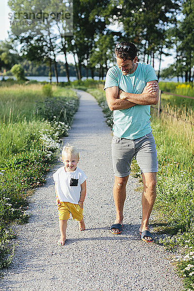 Vater mit Sohn beim Spaziergang
