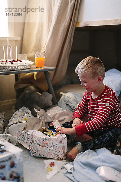 Junge öffnet Geschenke