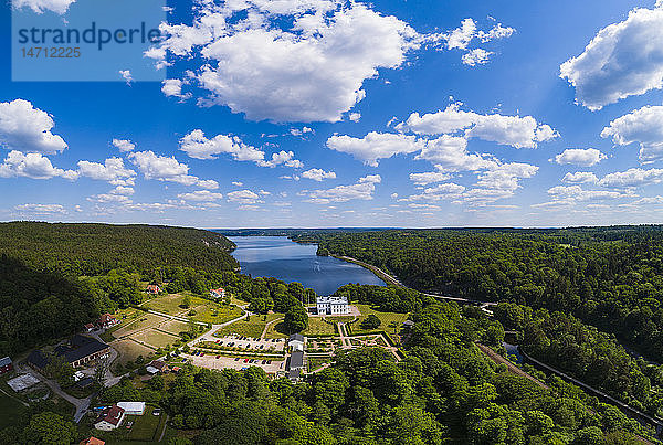 Landschaft mit See