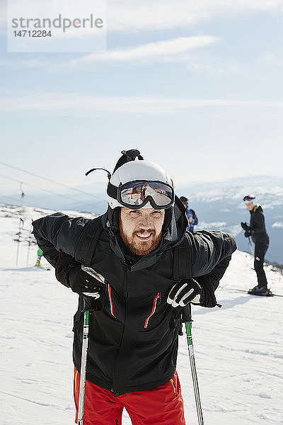 Mann beim Skifahren