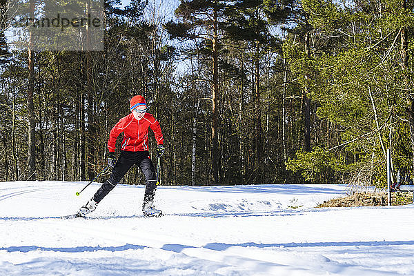 Junge beim Skifahren