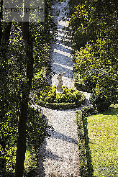 Weg mit Statue im Park  Verona  Italien
