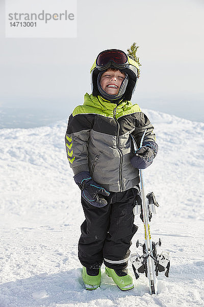 Junge beim Skifahren
