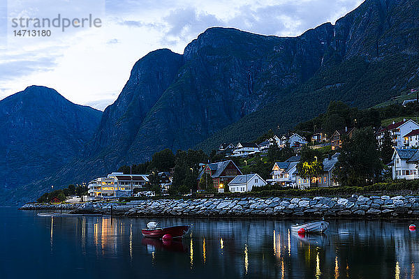 Gebäude mit Fjorden im Hintergrund
