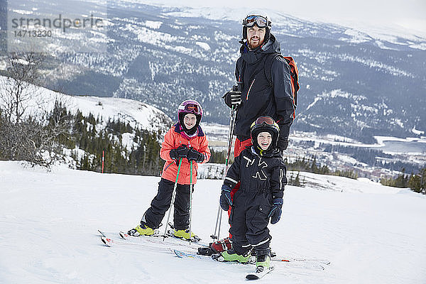Vater und Söhne beim Skifahren