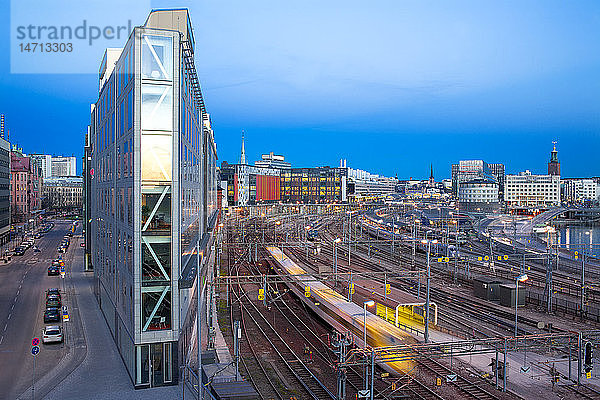 Bahnhof in der Abenddämmerung  Stockholm  Schweden