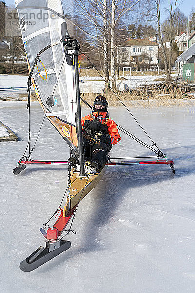 Mann auf Eisboot