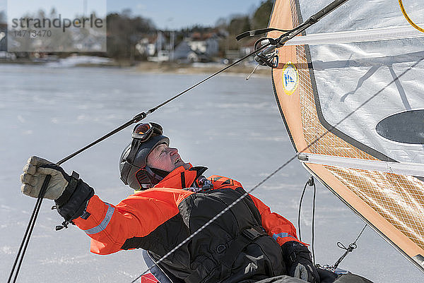 Mann auf Eisboot