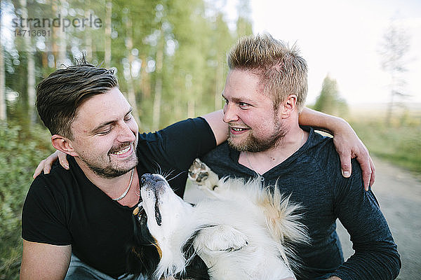 Lächelnde Männer mit Hund