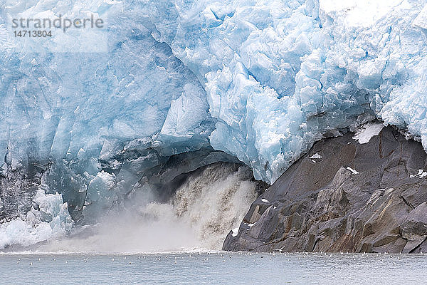Vom schmelzenden Eisberg erzeugter Wasserfall