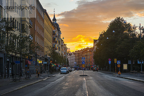 Stadtstraße bei Sonnenuntergang