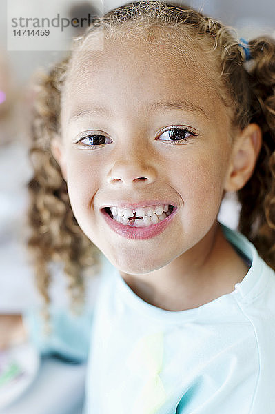Porträt eines Mädchens mit fehlendem Zahn