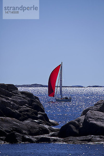 Segelboot mit rotem Segel