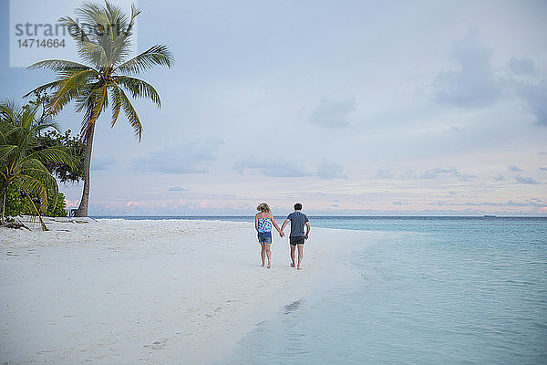 Paar spaziert am Strand