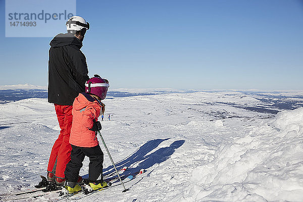 Vater und Sohn beim Skifahren