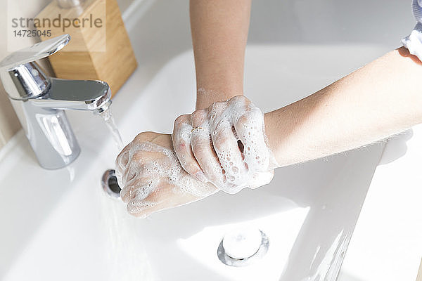 Eine Frau  die an einer Kontaminations-OCD leidet: zwanghaftes Händewaschen.
